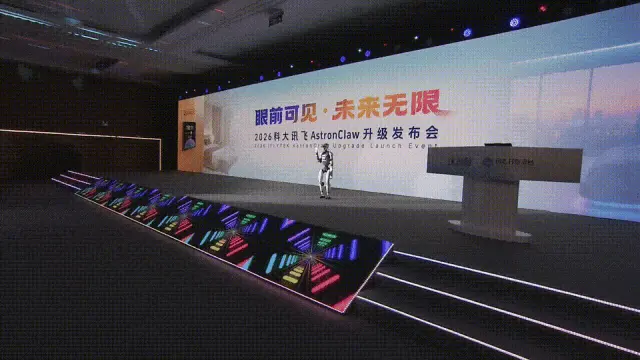 「龙虾」从屏幕里爬出来了！现场复刻老板发言，连语调都一模一样