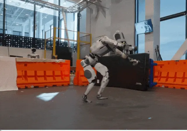 手撕、翻滚、暴力砸地！最「扛造」的灵巧手来了