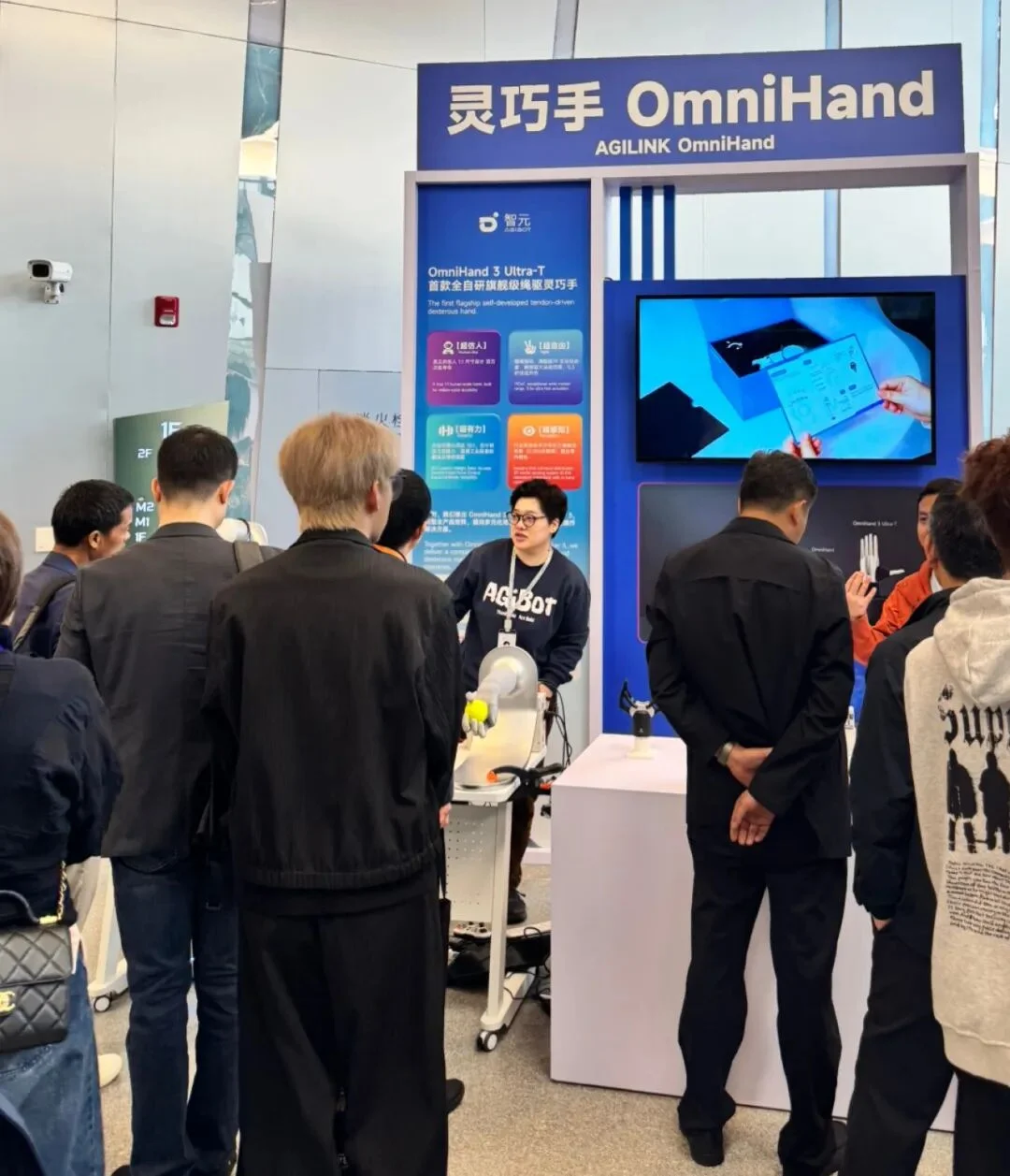 手撕、翻滚、暴力砸地！最「扛造」的灵巧手来了