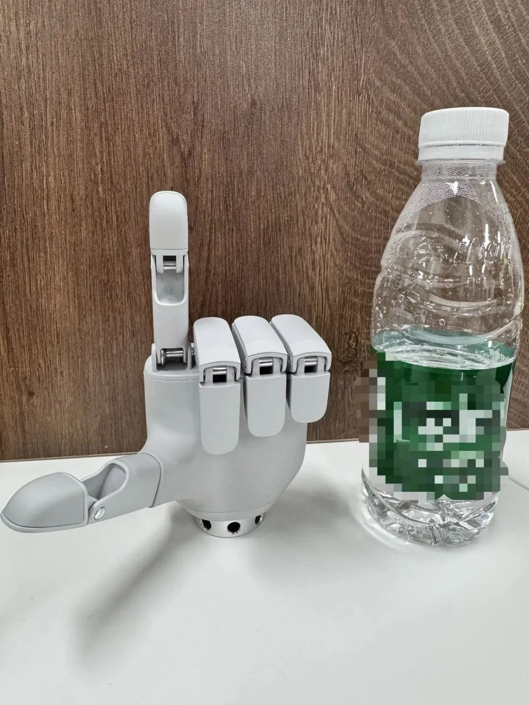 手撕、翻滚、暴力砸地！最「扛造」的灵巧手来了