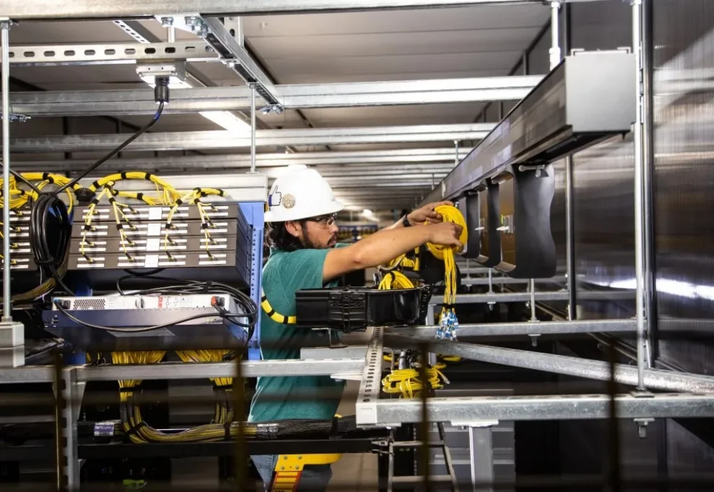 硅谷AI巨头越来越像重工业公司