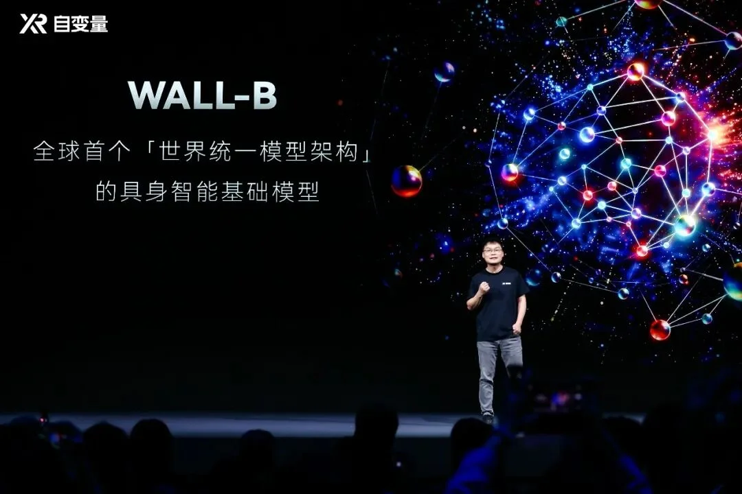 机器人这回真要进家当保姆了！世界统一模型登场，有世界观、能自我进化