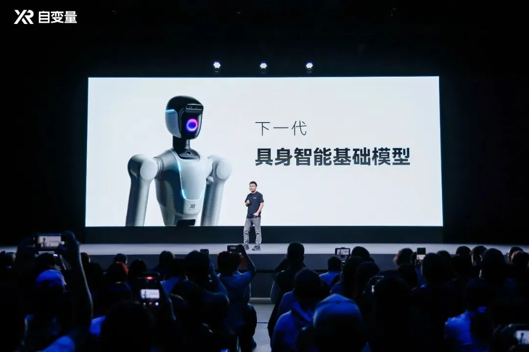 机器人这回真要进家当保姆了！世界统一模型登场，有世界观、能自我进化