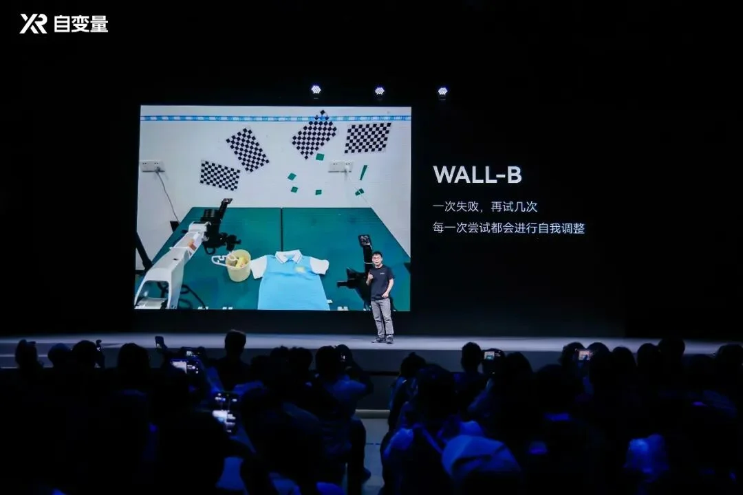 机器人这回真要进家当保姆了！世界统一模型登场，有世界观、能自我进化