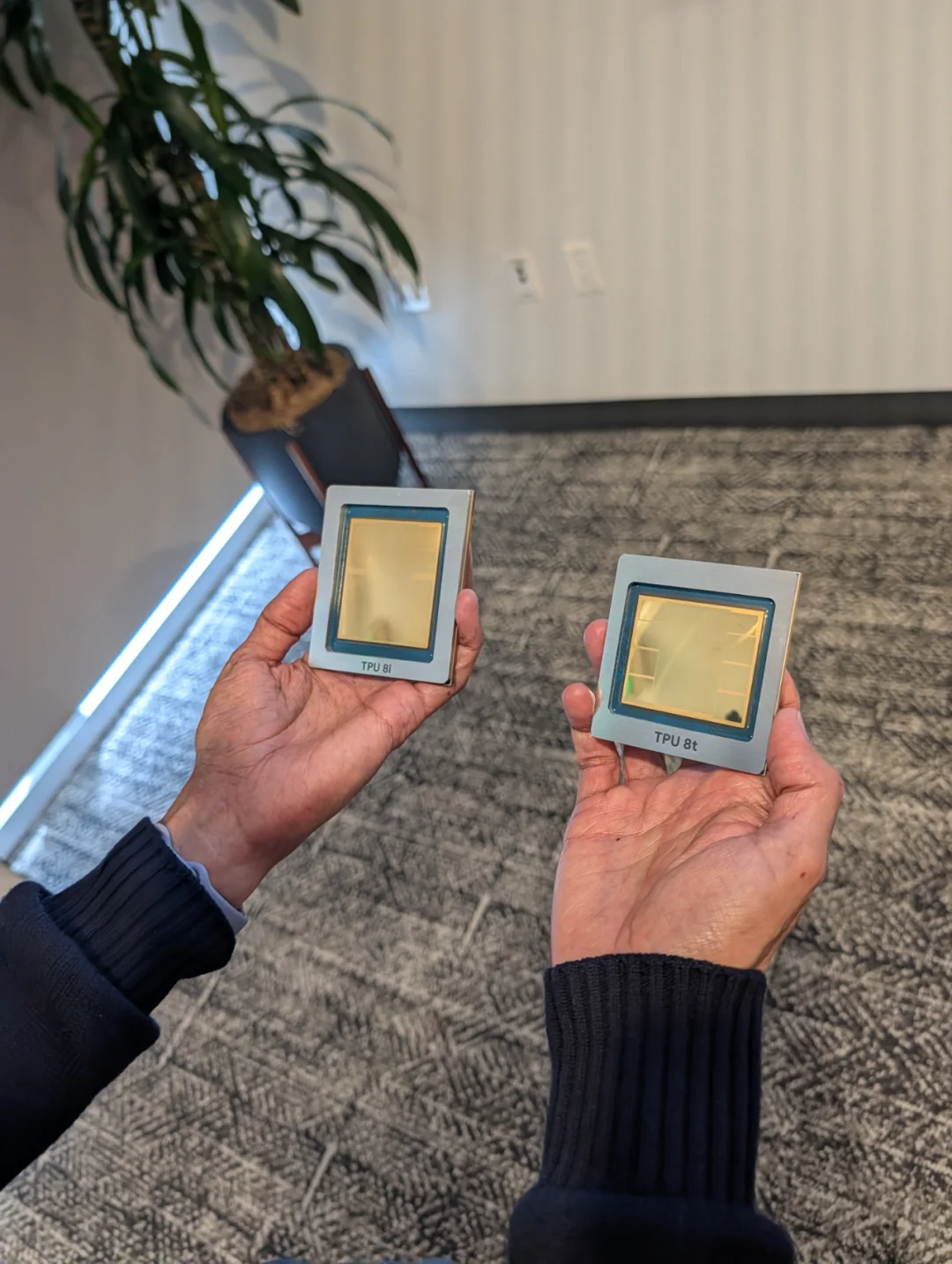 劈柴哥把谷歌AI 芯片「劈」成两半，要硬刚英伟达了