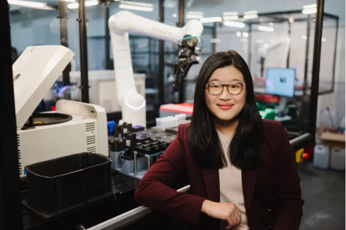 斯坦福华人创业！美国最大AI自主实验室落地，75%任务不用人类参与，干翻传统科研！