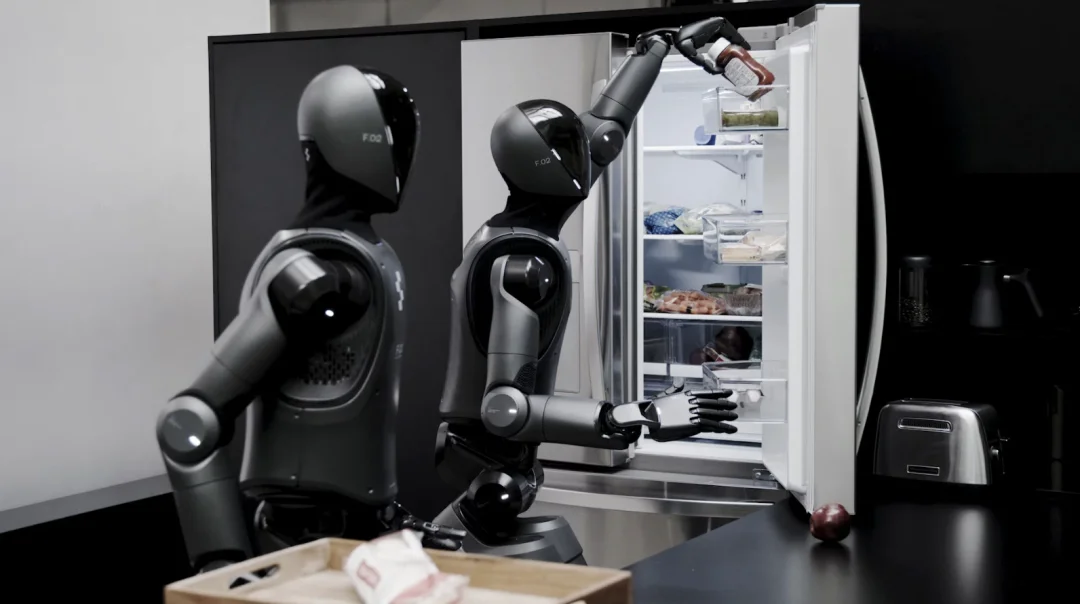 时薪 15 美元的新工种：把 iPhone 绑在脑门上，替 AI 蒸馏自己