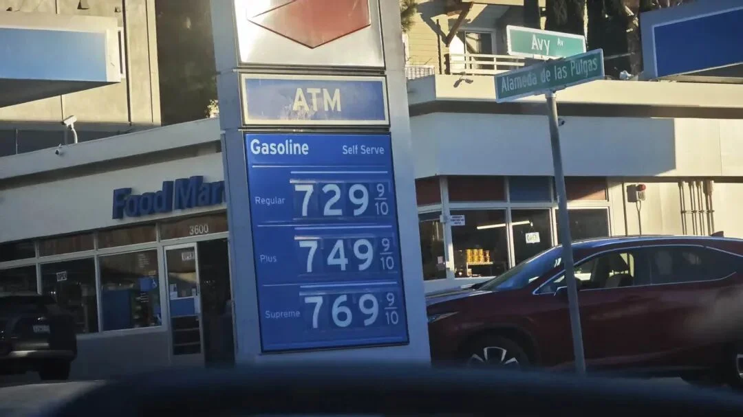 全员 token-maxxing，一场没人敢停的军备竞赛