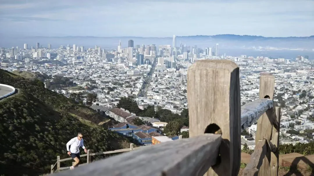 全员 token-maxxing，一场没人敢停的军备竞赛