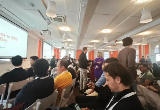 全员 token-maxxing，一场没人敢停的军备竞赛