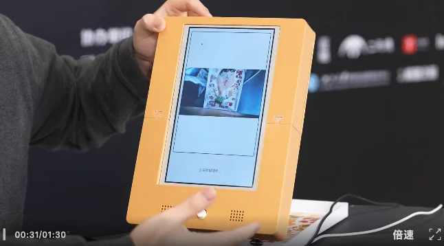 这届年轻人用AI造的「新物种」：活过来的画框、会叹气的台灯、会写信的龟背竹……