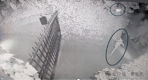 彻底失控！AI恐惧演变物理暗杀：老黄随身带5个保镖，奥特曼们沦为靶子