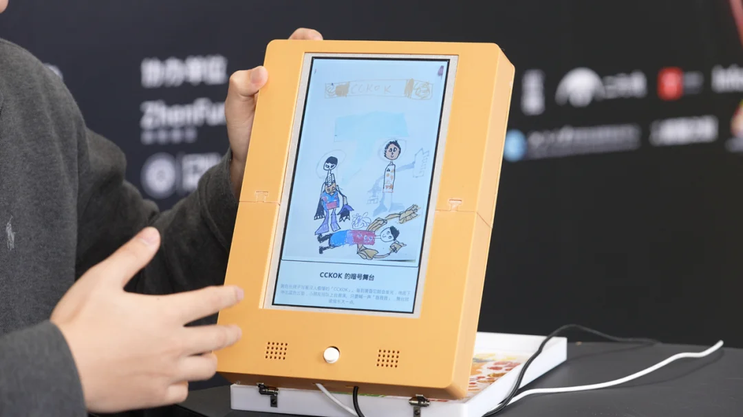 这届年轻人用AI造的「新物种」：活过来的画框、会叹气的台灯、会写信的龟背竹……