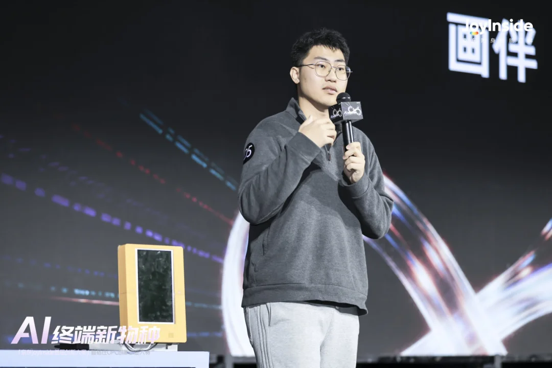 这届年轻人用AI造的「新物种」：活过来的画框、会叹气的台灯、会写信的龟背竹……