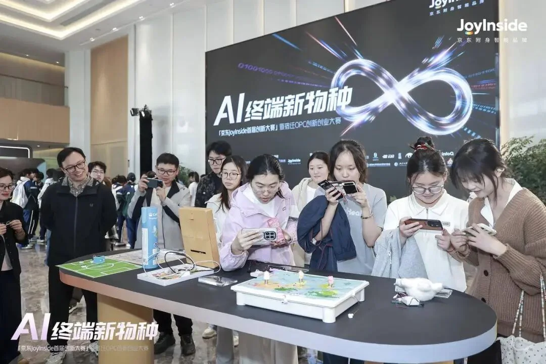 这届年轻人用AI造的「新物种」：活过来的画框、会叹气的台灯、会写信的龟背竹……