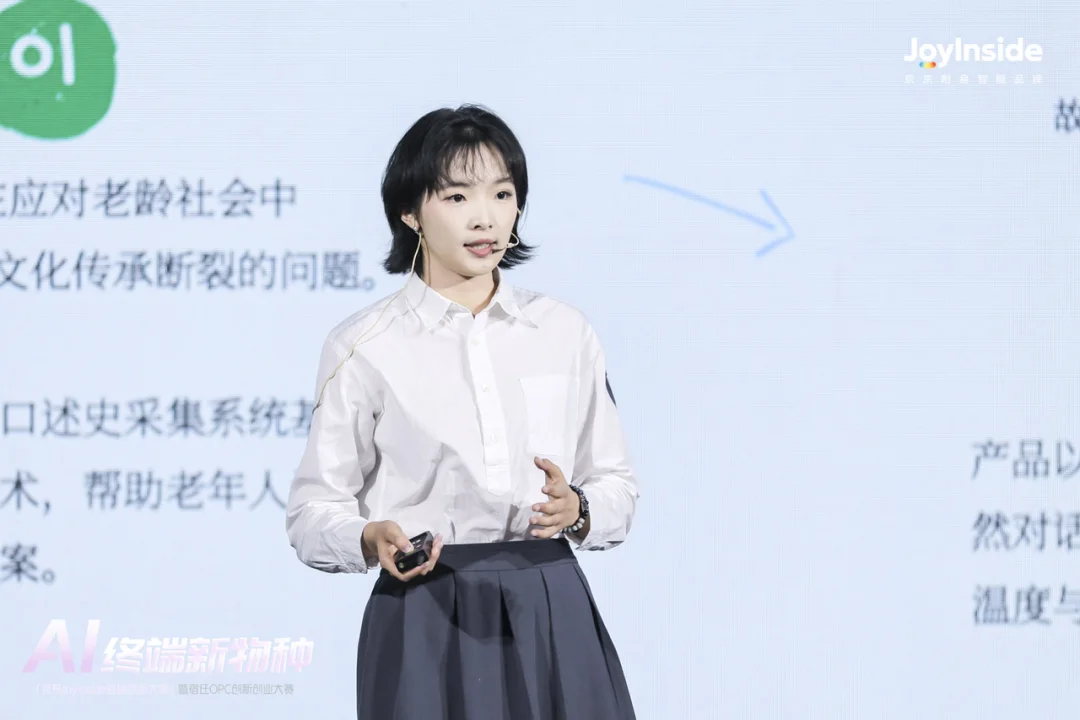 这届年轻人用AI造的「新物种」：活过来的画框、会叹气的台灯、会写信的龟背竹……