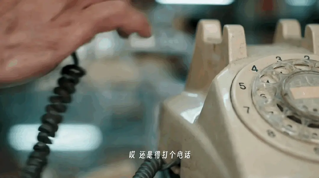 播放破亿的 AI 短片，名场面是一个「穿帮镜头」| 对话《纸手机》主创