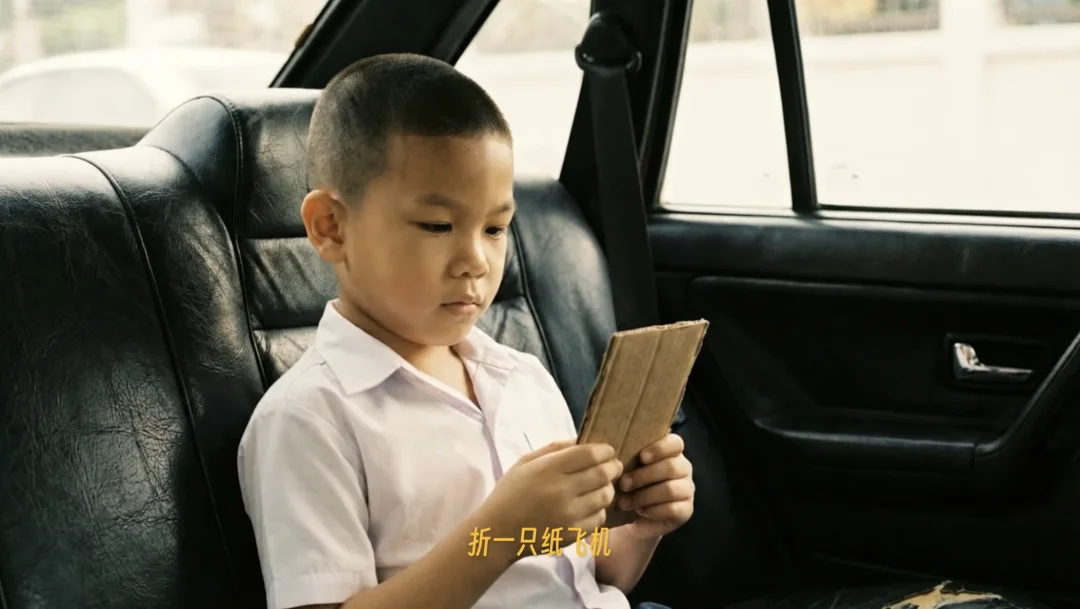 播放破亿的 AI 短片，名场面是一个「穿帮镜头」| 对话《纸手机》主创