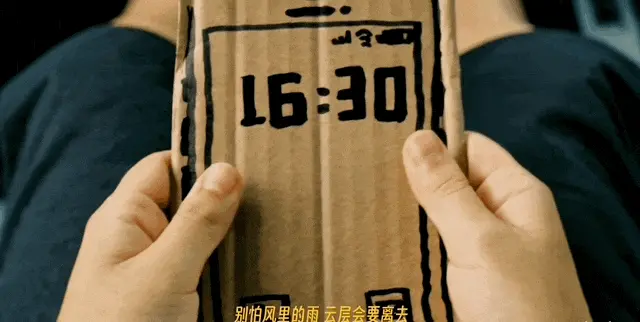 播放破亿的 AI 短片，名场面是一个「穿帮镜头」| 对话《纸手机》主创