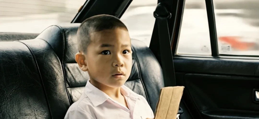 播放破亿的 AI 短片，名场面是一个「穿帮镜头」| 对话《纸手机》主创