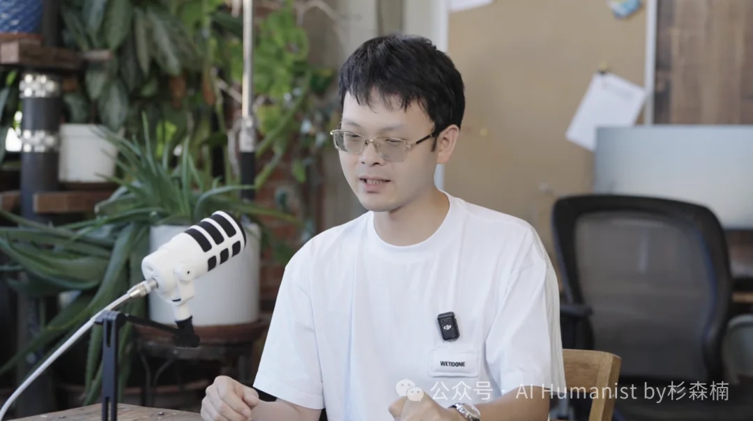 在回北京的火车上，我看完了姚顺宇的 AI 播客，大为震撼