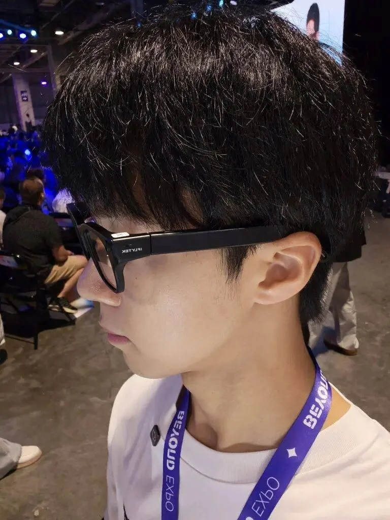 讯飞首款 AI 眼镜，用 40 克撬动 AI 工作流
