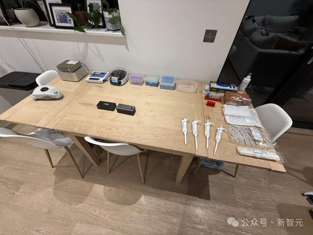 生物圈震撼：00后小哥在客厅完成基因组测序，27亿美金壁垒塌了！