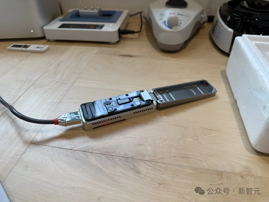 生物圈震撼：00后小哥在客厅完成基因组测序，27亿美金壁垒塌了！