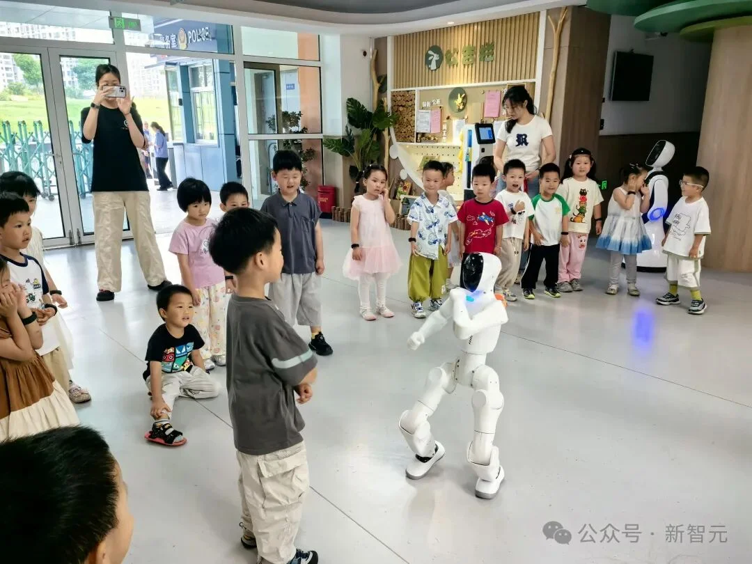 AI教育走出屏幕的第一步,是一台万元机器人