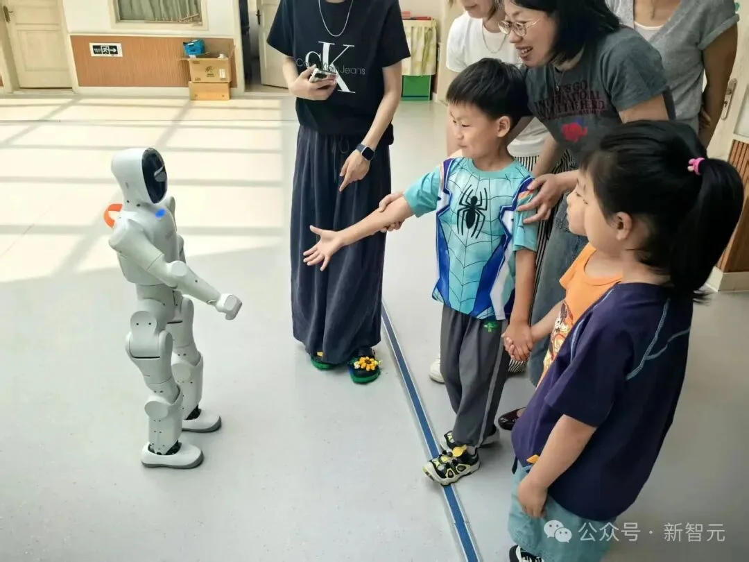 AI教育走出屏幕的第一步,是一台万元机器人