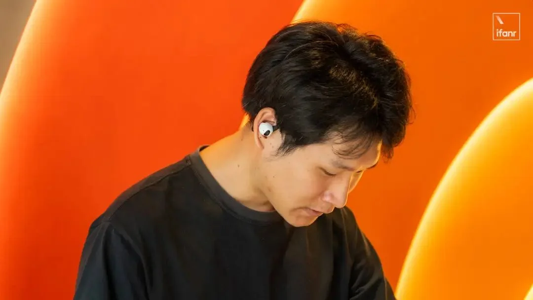 戴了三天「长眼」的 AI 耳机,我更期待 AirPods 加上摄像头了