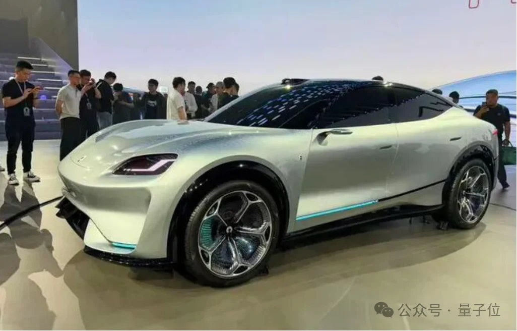 AI「投胎」物理世界,第一志愿选了AI汽车