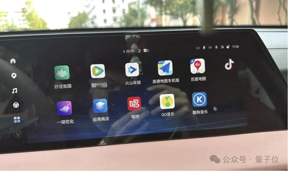 AI「投胎」物理世界,第一志愿选了AI汽车