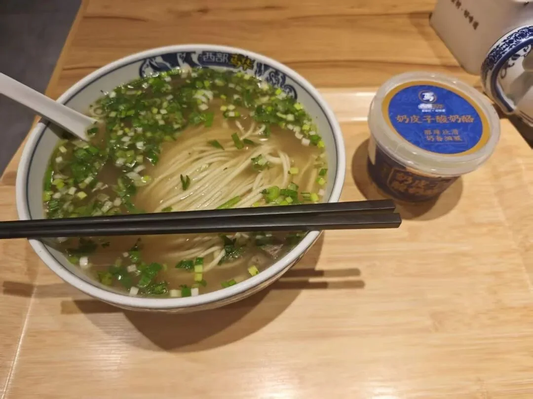 微信给AI发“钱包”,转它200元全花光了!