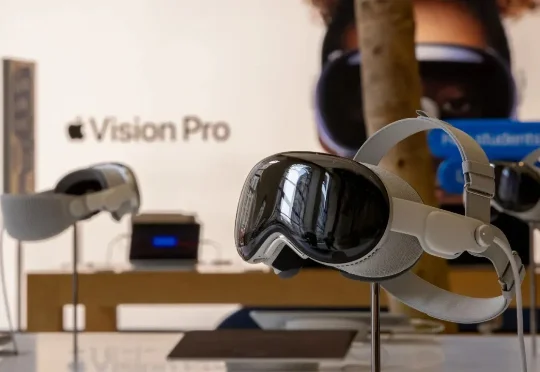 苹果Vision Pro负责人跳槽OpenAI，硬件野心浮出水面