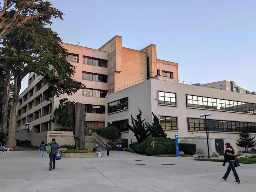 美国大学史上最大AI实验：50万人同时接入ChatGPT，教授抗议、学生迷茫
