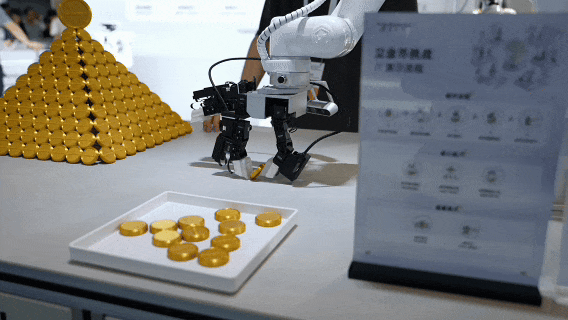 全球首个云端具身大模型炸场WAIC：一脑控多手、30秒换手，行业首例