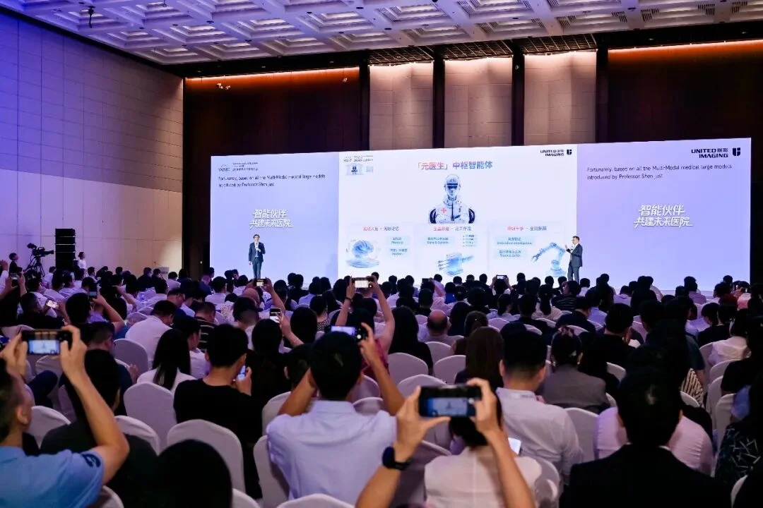 AI医疗卷了10年终于悟了:不用替代医生,而是给医院装上超强buff