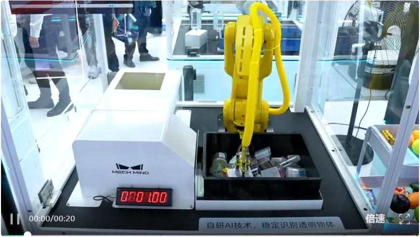 WAIC现场,这家公司让一群不同的机器人共用一个大脑