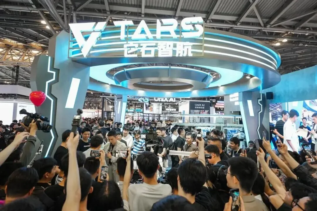 WAIC最狠展台打爆工业「深水区」！它石智航首发具身原生大脑AWE 3.5，具身Scaling全面释放