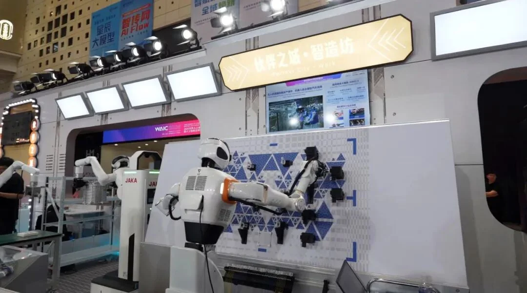 WAIC最狠展台打爆工业「深水区」！它石智航首发具身原生大脑AWE 3.5，具身Scaling全面释放