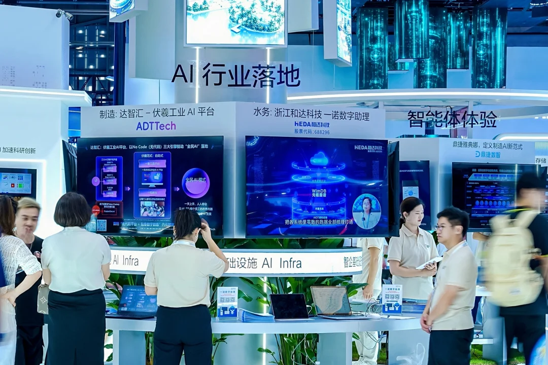 把 1.6T 参数模型搬进办公室，我们在 WAIC 看到一台自带静音的 Token 工厂