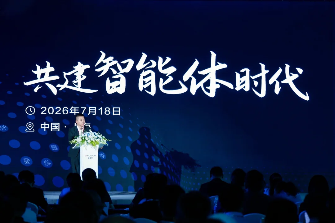 把 1.6T 参数模型搬进办公室，我们在 WAIC 看到一台自带静音的 Token 工厂