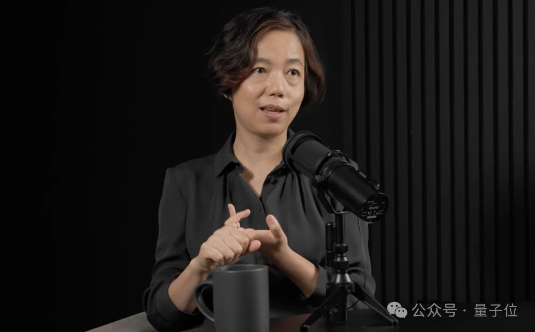 李飞飞最新访谈：AI咋能代替人呢？