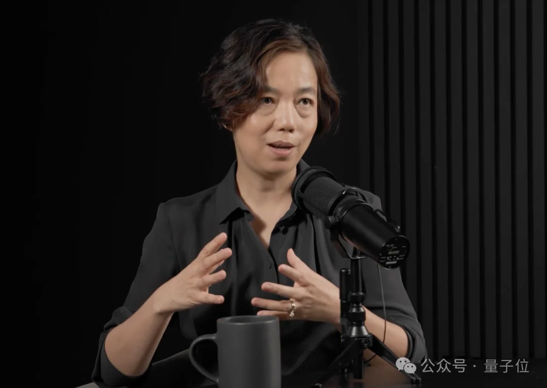 李飞飞最新访谈：AI咋能代替人呢？