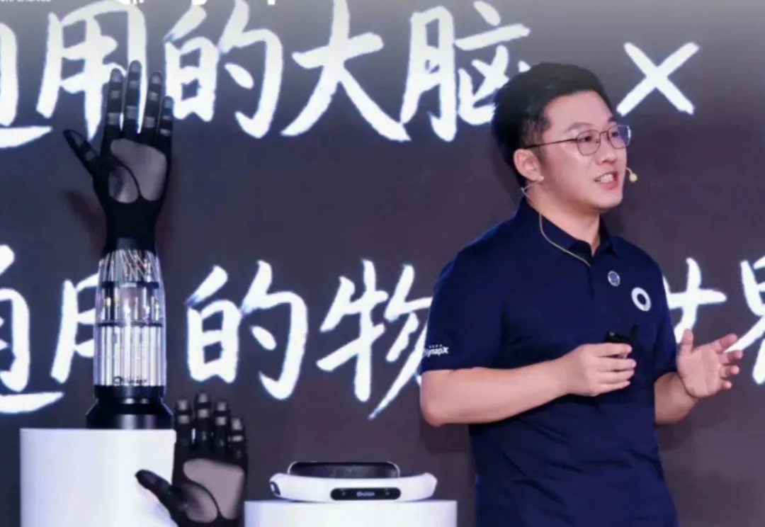 章鱼动力发布基座模型SYNWorld V0.5：具身的“Scaling答案”，从任务清单走向物理世界通用模型