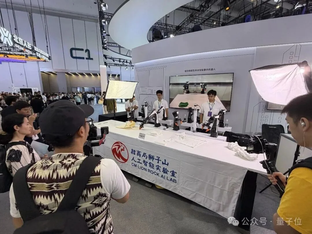攻克行业级柔性操作难题!招商局狮子山人工智能实验室首次亮相WRC 2026