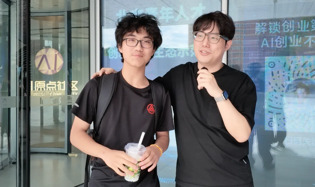 两个16岁的高中生,共享了自己的显卡和API,想让全校同学都免费用上AI。