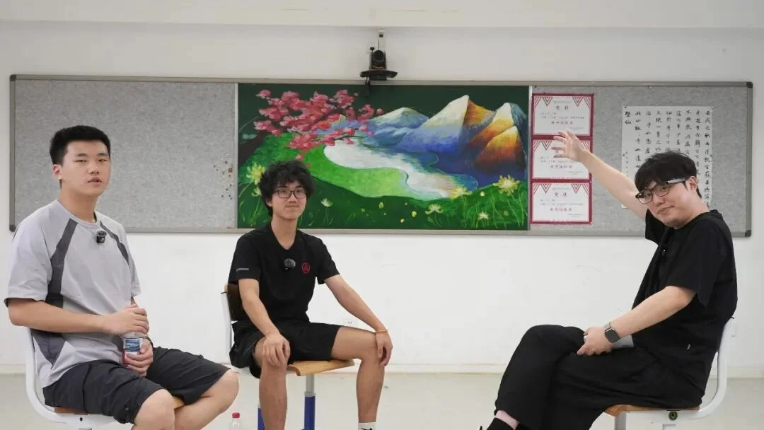 两个16岁的高中生,共享了自己的显卡和API,想让全校同学都免费用上AI。
