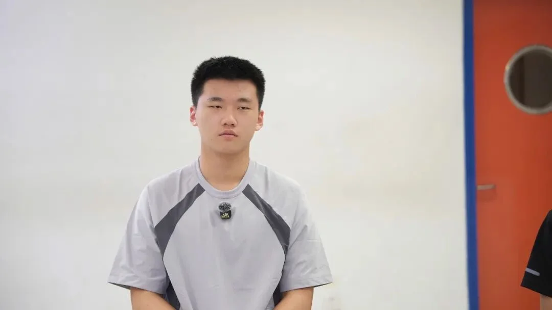 两个16岁的高中生,共享了自己的显卡和API,想让全校同学都免费用上AI。